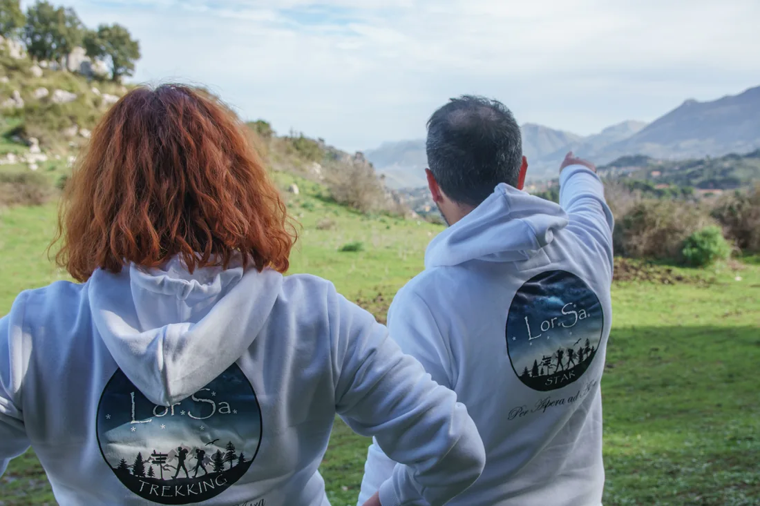Loredana e Sandro di spalle, lungo un percorso nella natura